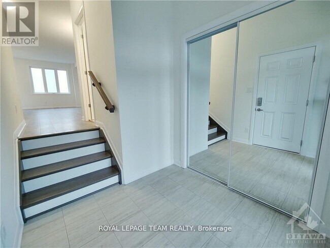 1003 Speedvale Ct in Ottawa, ON - Building Photo - Building Photo