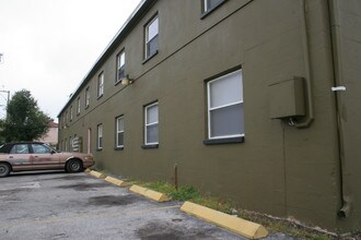 Baywalk Apartments in St. Petersburg, FL - Foto de edificio - Building Photo