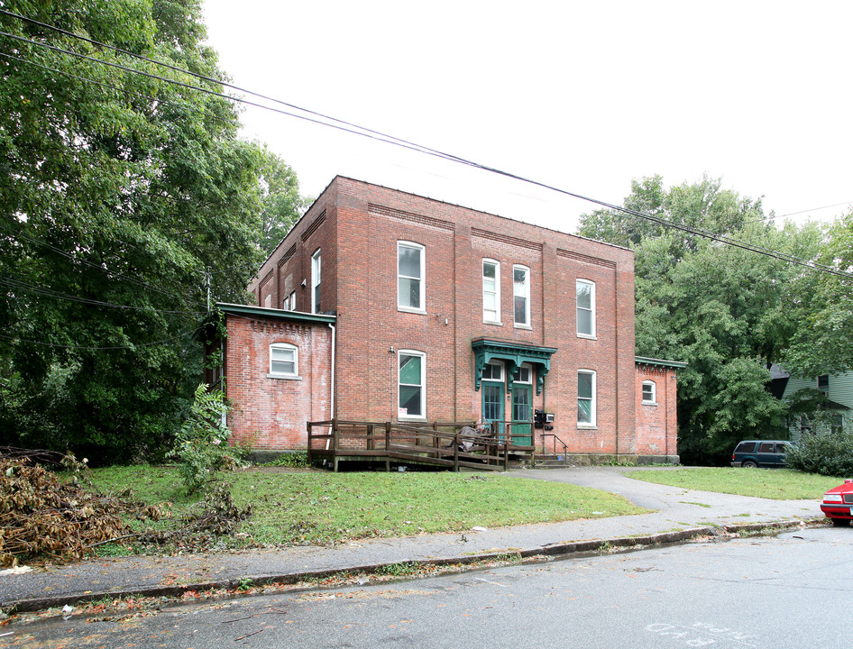 60 Pearl St in Norwich, CT - Foto de edificio