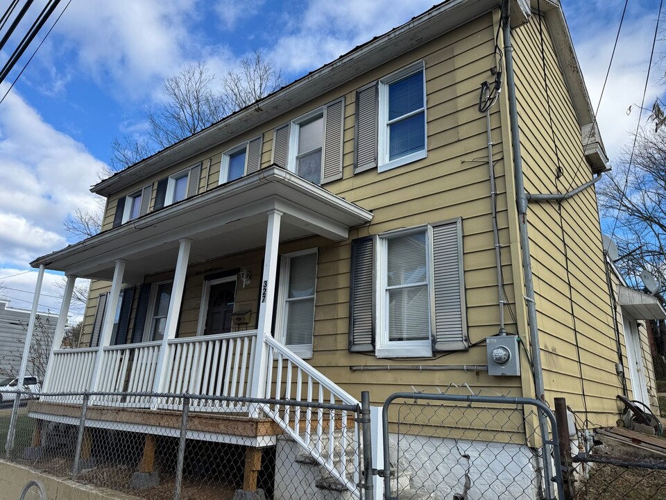 327 N Centre St in Martinsburg, WV - Building Photo