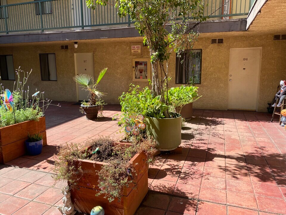 6827 Whitsett Ave in North Hollywood, CA - Foto de edificio