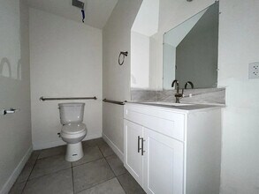 5017 Clara St in Cudahy, CA - Foto de edificio - Building Photo