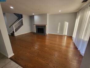 11 Range Ct in Hercules, CA - Building Photo - Building Photo