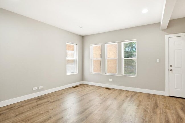 property at 5731 N Washtenaw Ave