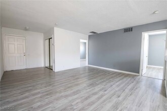 2913 Stewart Ave in Las Vegas, NV - Foto de edificio - Building Photo
