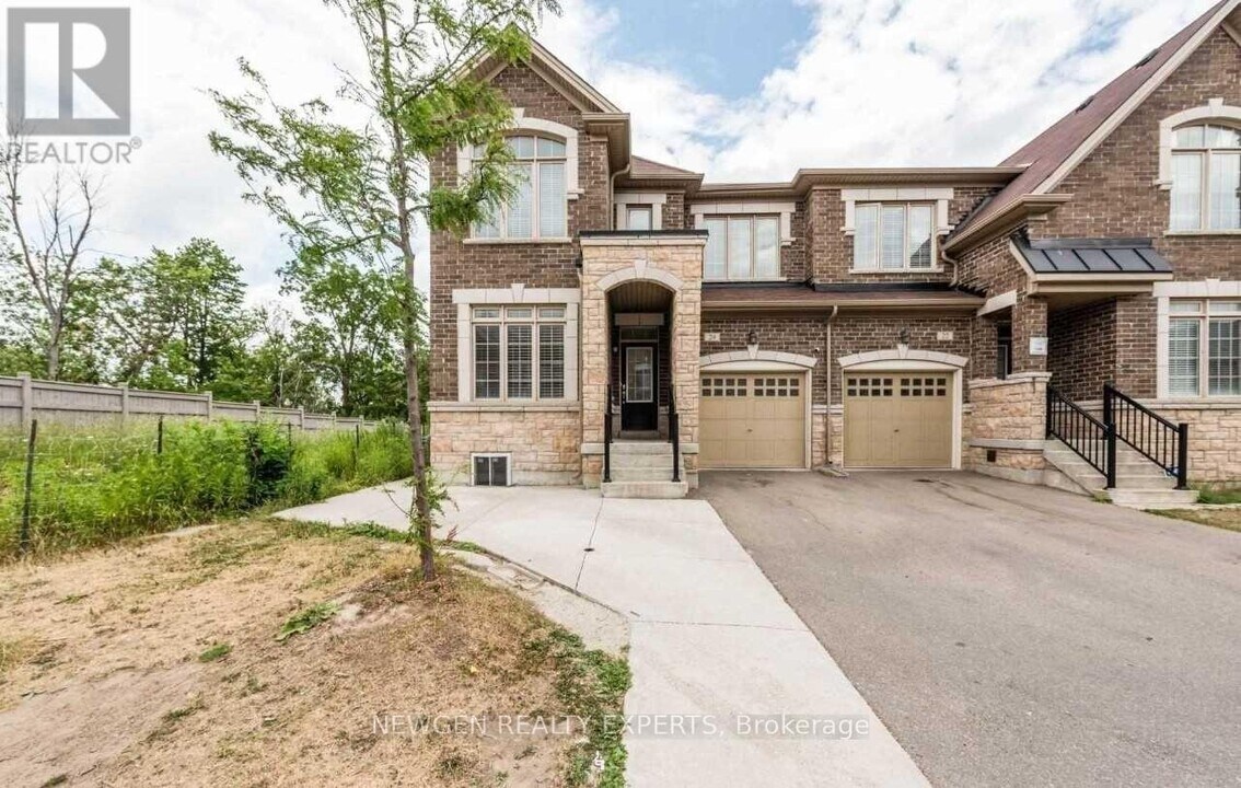 24 Thornapple St in Brampton, ON - Building Photo