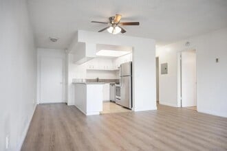 7555 Linda Vista Rd in San Diego, CA - Foto de edificio - Building Photo
