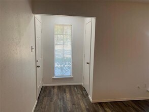 2205 Landmark Ct in Arlington, TX - Foto de edificio - Building Photo