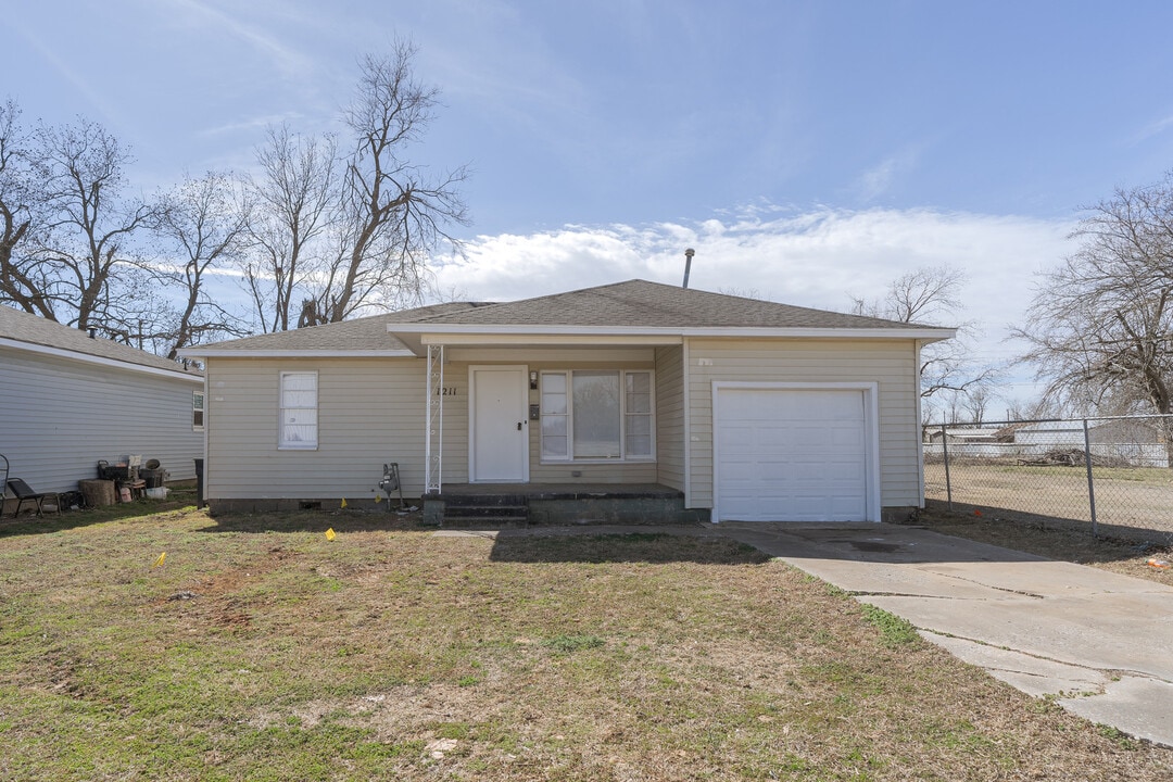 1211 W Wallace St in Shawnee, OK - Building Photo