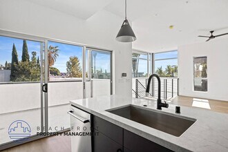 1011 N Crescent Heights Blvd. in West Hollywood, CA - Foto de edificio - Building Photo