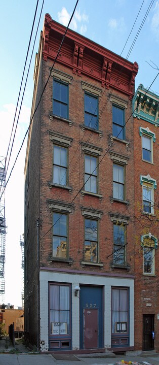 527 E Thirteenth St in Cincinnati, OH - Building Photo