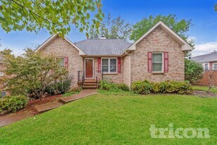 213 Lakeside Park Dr in Hendersonville, TN - Building Photo