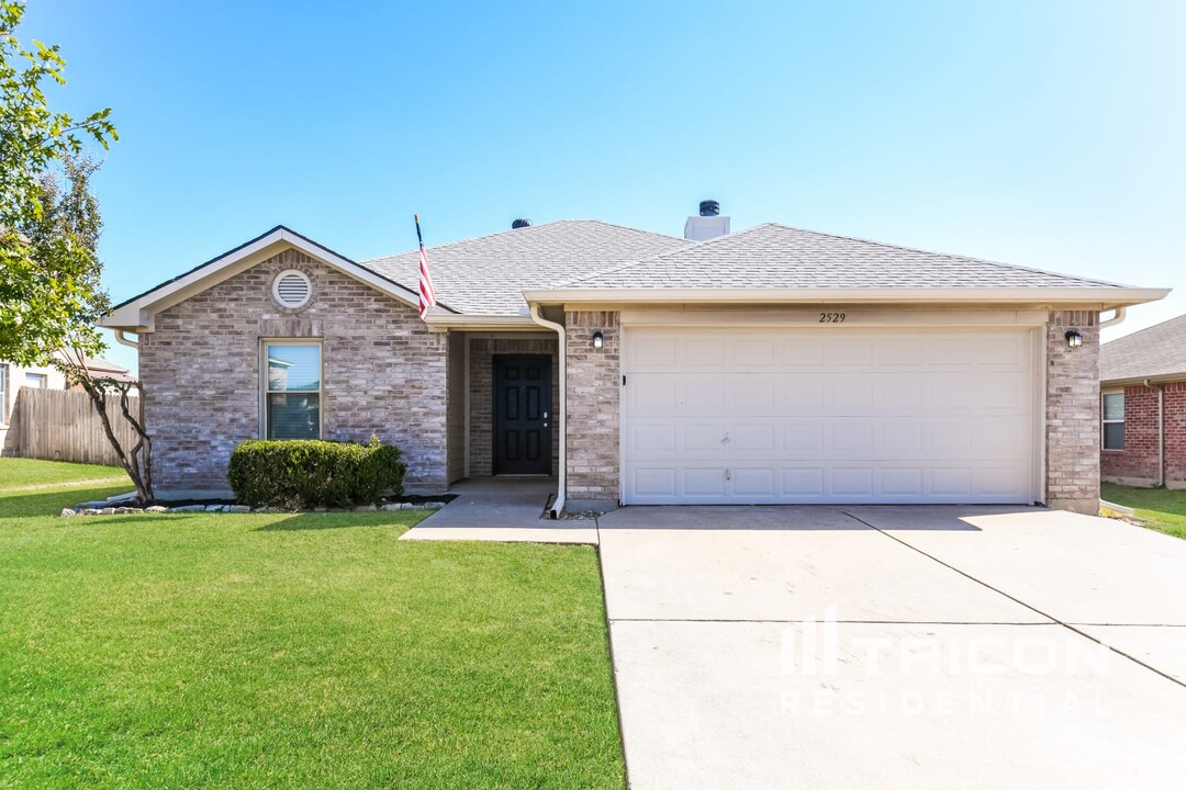 2529 Buffalo Run in Burleson, TX - Foto de edificio