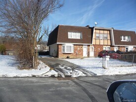 91 Sarah Ln in Middletown, NY - Building Photo