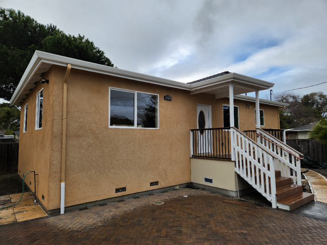 957 Myrtle St in East Palo Alto, CA - Foto de edificio - Building Photo