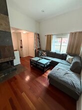 27609 Nugget Dr, Unit #4 in Santa Clarita, CA - Foto de edificio - Building Photo