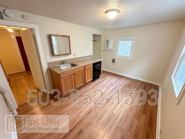 2708 NE Sandy Blvd in Portland, OR - Building Photo - Building Photo