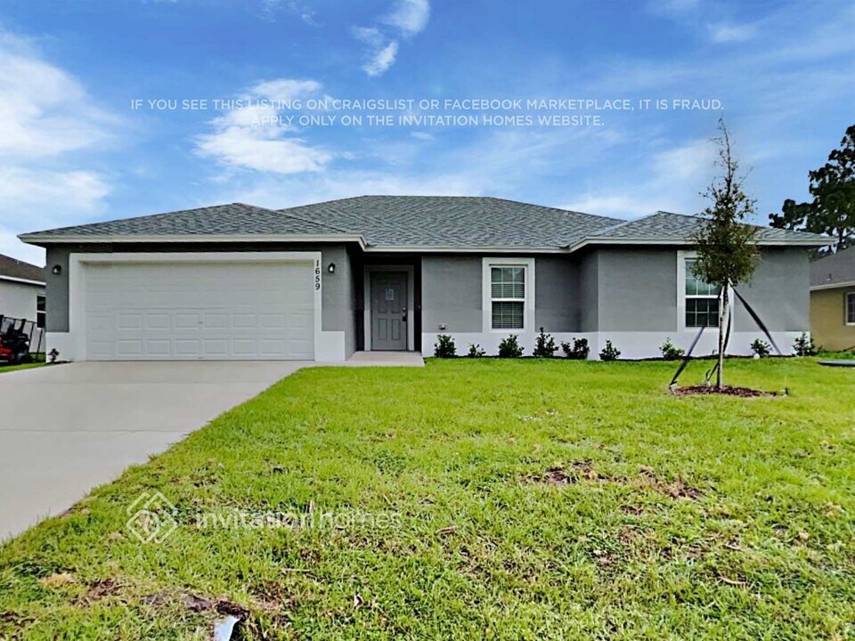 1659 SW Realty St in Port St. Lucie, FL - Foto de edificio