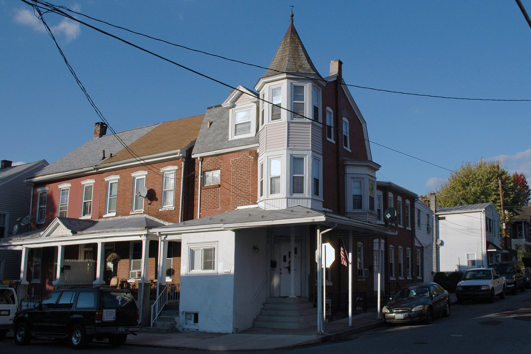 1 W 4th St in Pottstown, PA - Building Photo