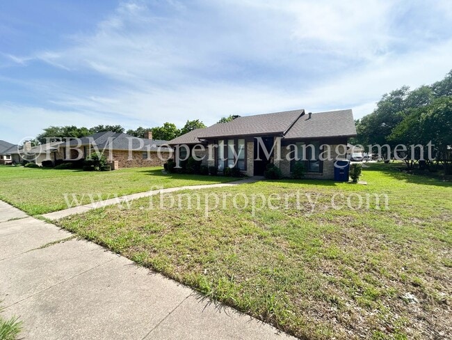 2006 Pleasant Dr in Ennis, TX - Building Photo - Building Photo