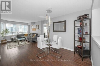 335 Webb Dr in Mississauga, ON - Building Photo - Building Photo