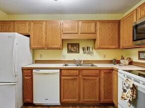 4300 Trenton Ln N, Unit 108 in Plymouth, MN - Building Photo - Building Photo