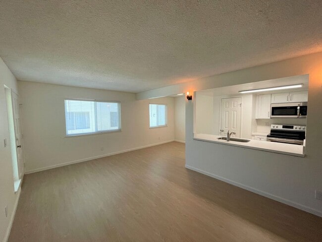 1247 Saratoga Ave in Ventura, CA - Building Photo - Building Photo