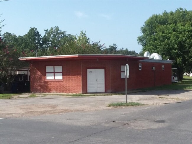 property at 701 E 6th St