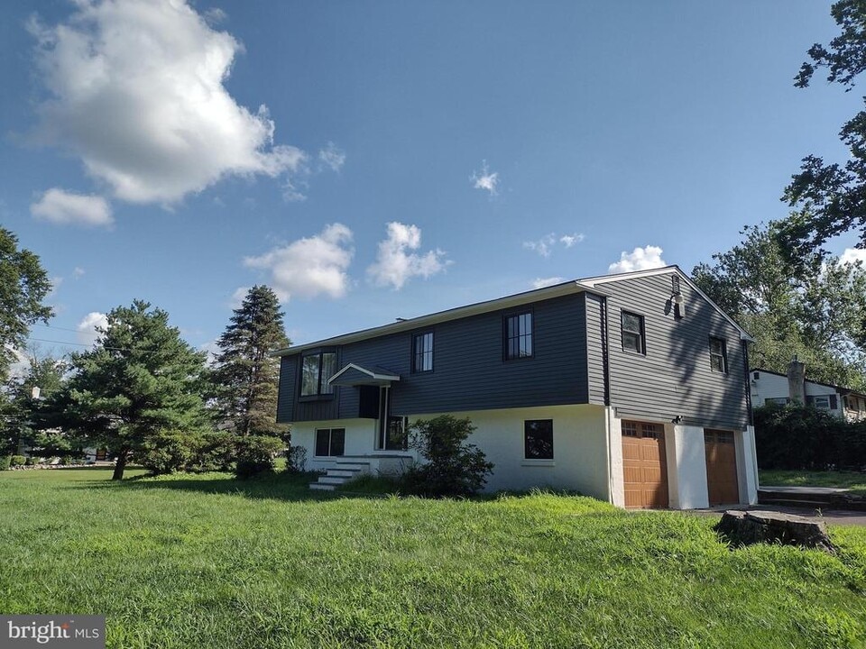 64 Bogle Dr in New Hope, PA - Building Photo