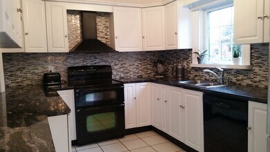 1124 Highgate Pl in Mississauga, ON - Building Photo - Building Photo