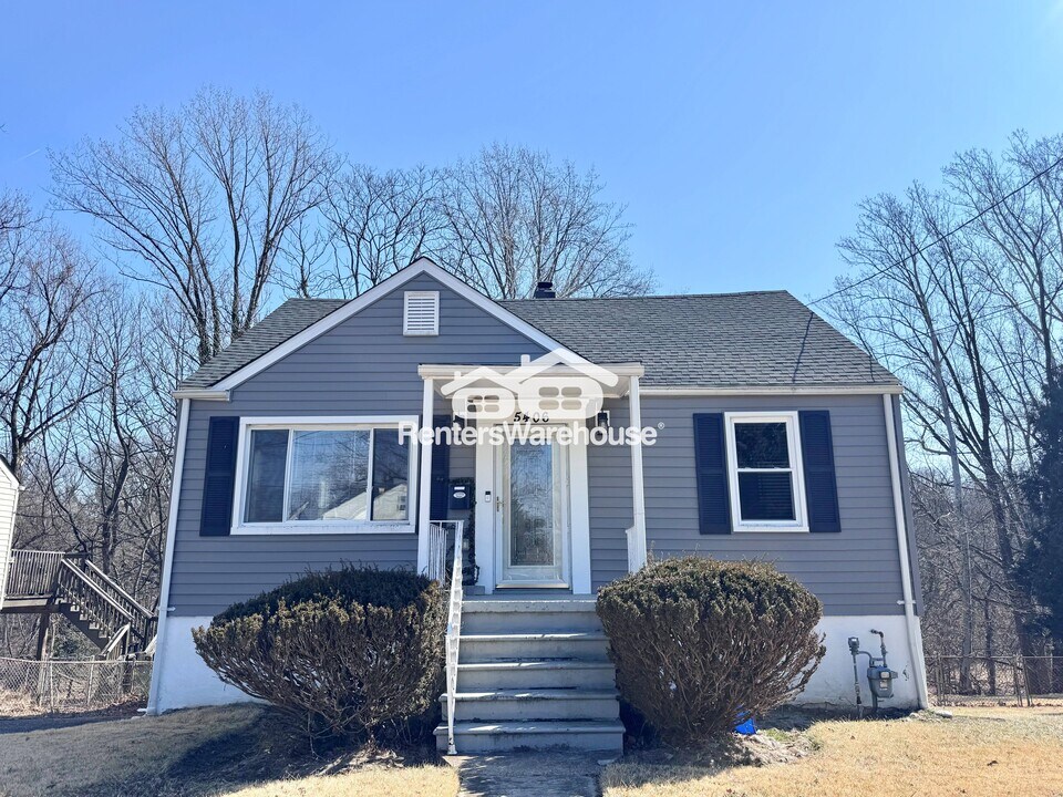 5406 Montbel Ave in Lochearn, MD - Foto de edificio