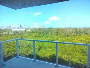 14951 Royal Oaks Ln in North Miami, FL - Building Photo - Building Photo