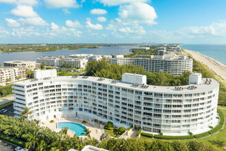 Ambassador II in Palm Beach, FL - Foto de edificio - Building Photo