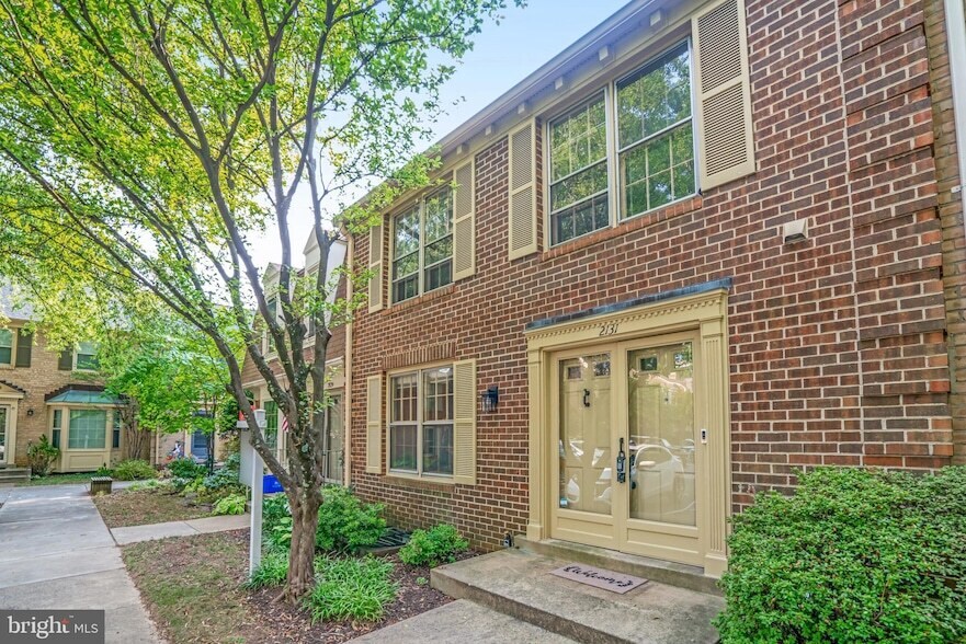 2131 Kings Mill Ct in Falls Church, VA - Building Photo