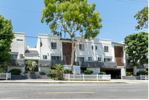 Aqua Vista Villa Townhome Apartments in North Hollywood, CA - Building Photo