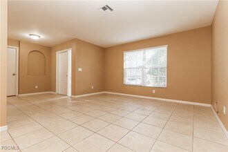 15619 Sunny Crest Ln in Ft. Myers, FL - Foto de edificio - Building Photo