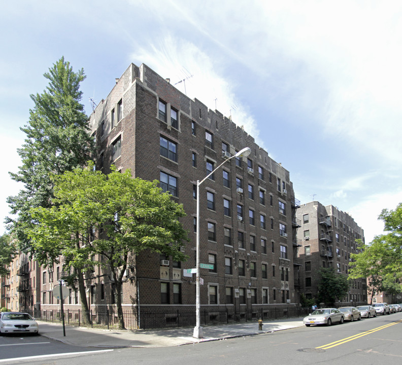 1800 Albemarle Rd in Brooklyn, NY - Building Photo