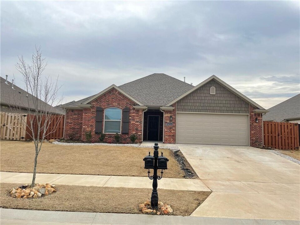 4311 W Barhem Dr in Fayetteville, AR - Building Photo