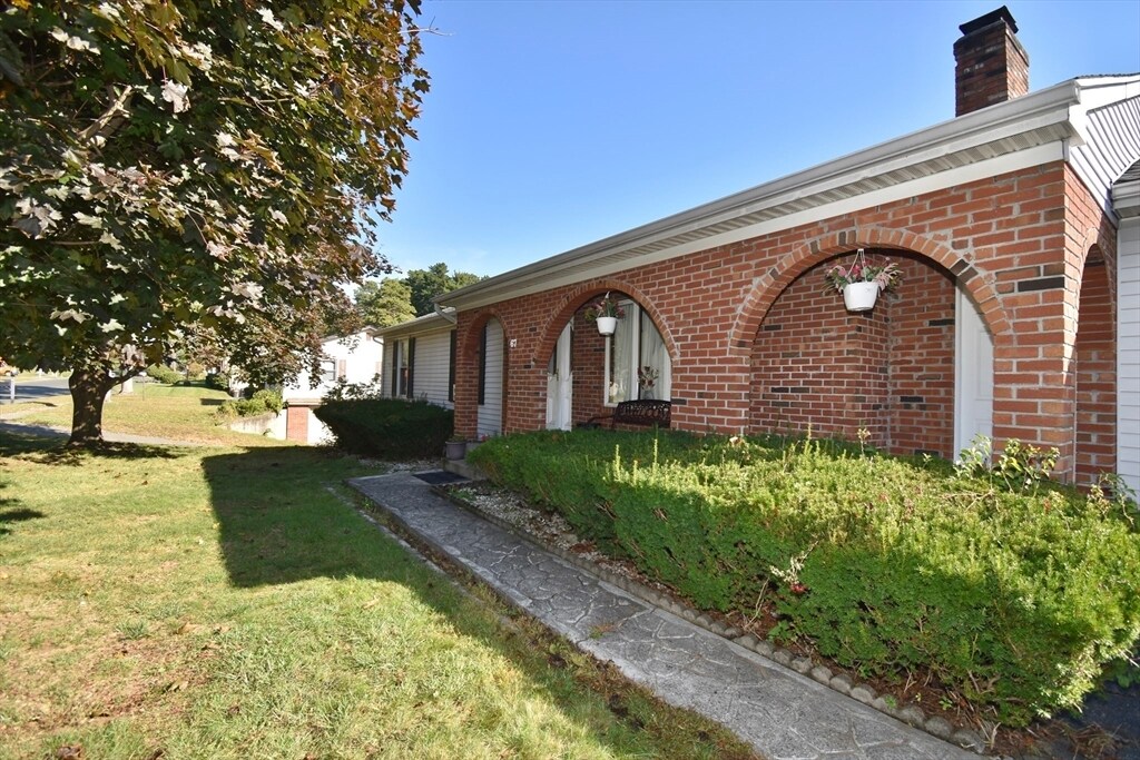 67 Basil Rd in Chicopee, MA - Building Photo