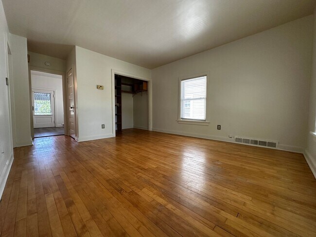337 N Maple Ave, Unit 2 in Green Bay, WI - Building Photo - Building Photo