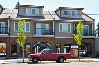 5516-5530 SE Woodstock Blvd in Portland, OR - Building Photo - Building Photo