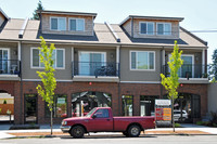 5516-5530 SE Woodstock Blvd in Portland, OR - Foto de edificio - Building Photo