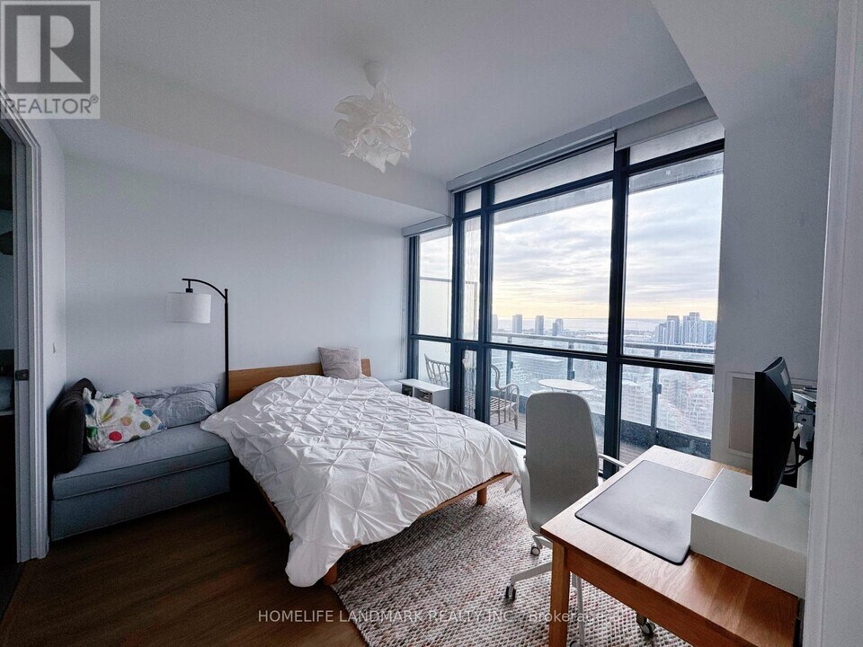 8 Charlotte St in Toronto, ON - Building Photo