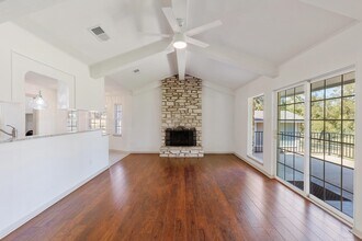 142 Lake Shore Dr in Horseshoe Bay, TX - Building Photo - Building Photo