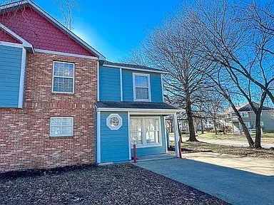 1327 E 21st Ter in Lawrence, KS - Foto de edificio - Building Photo