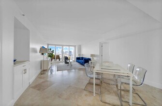 1717 N Bayshore Dr in Miami, FL - Building Photo - Building Photo