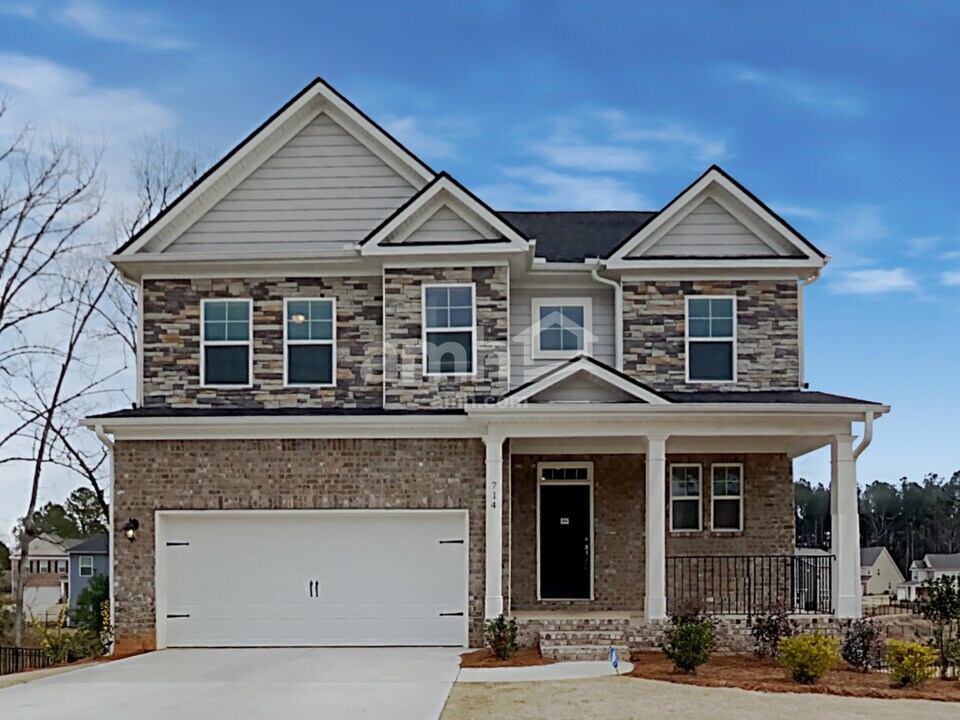 714 Cyprus Ave in Loganville, GA - Building Photo