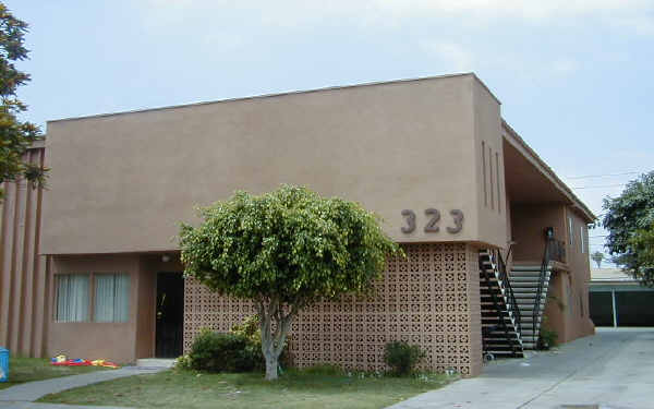 323 W Buckthorn in Inglewood, CA - Building Photo