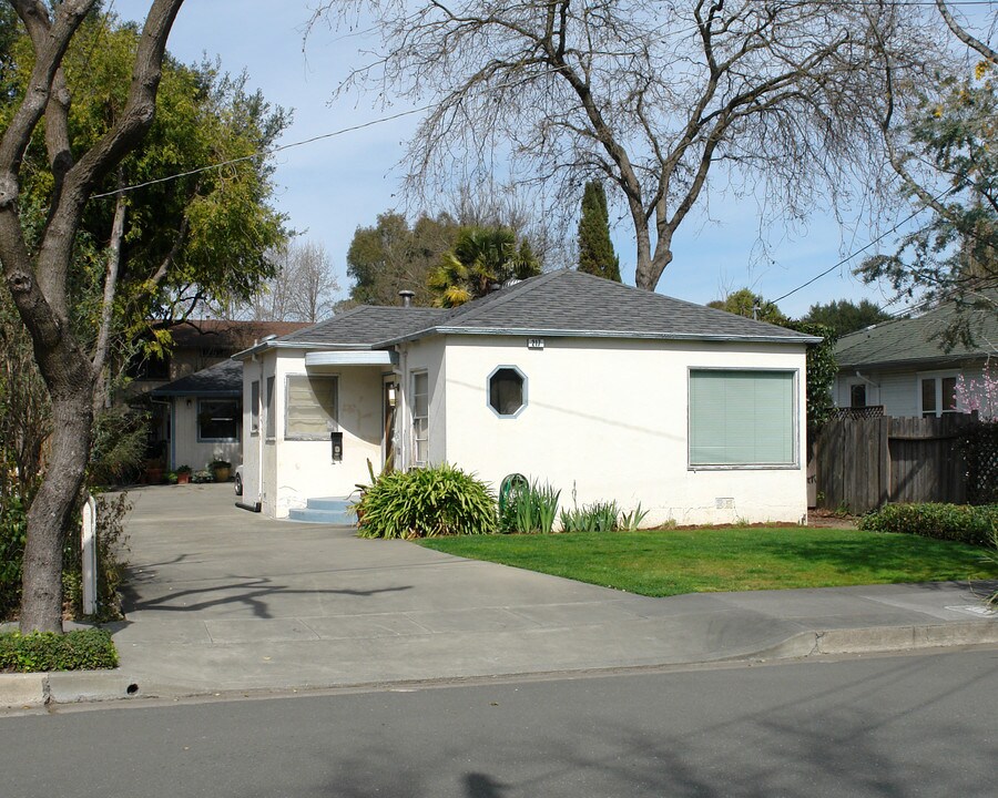 217 Benton St in Santa Rosa, CA - Foto de edificio
