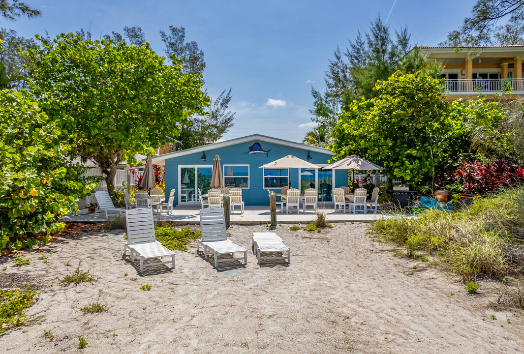 3718 Gulf Dr in Holmes Beach, FL - Building Photo